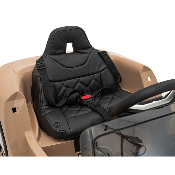 Автомобіль на акумуляторі BMW i4, золотий
