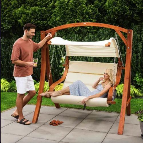 Зручне сидіння та вбудований капюшон