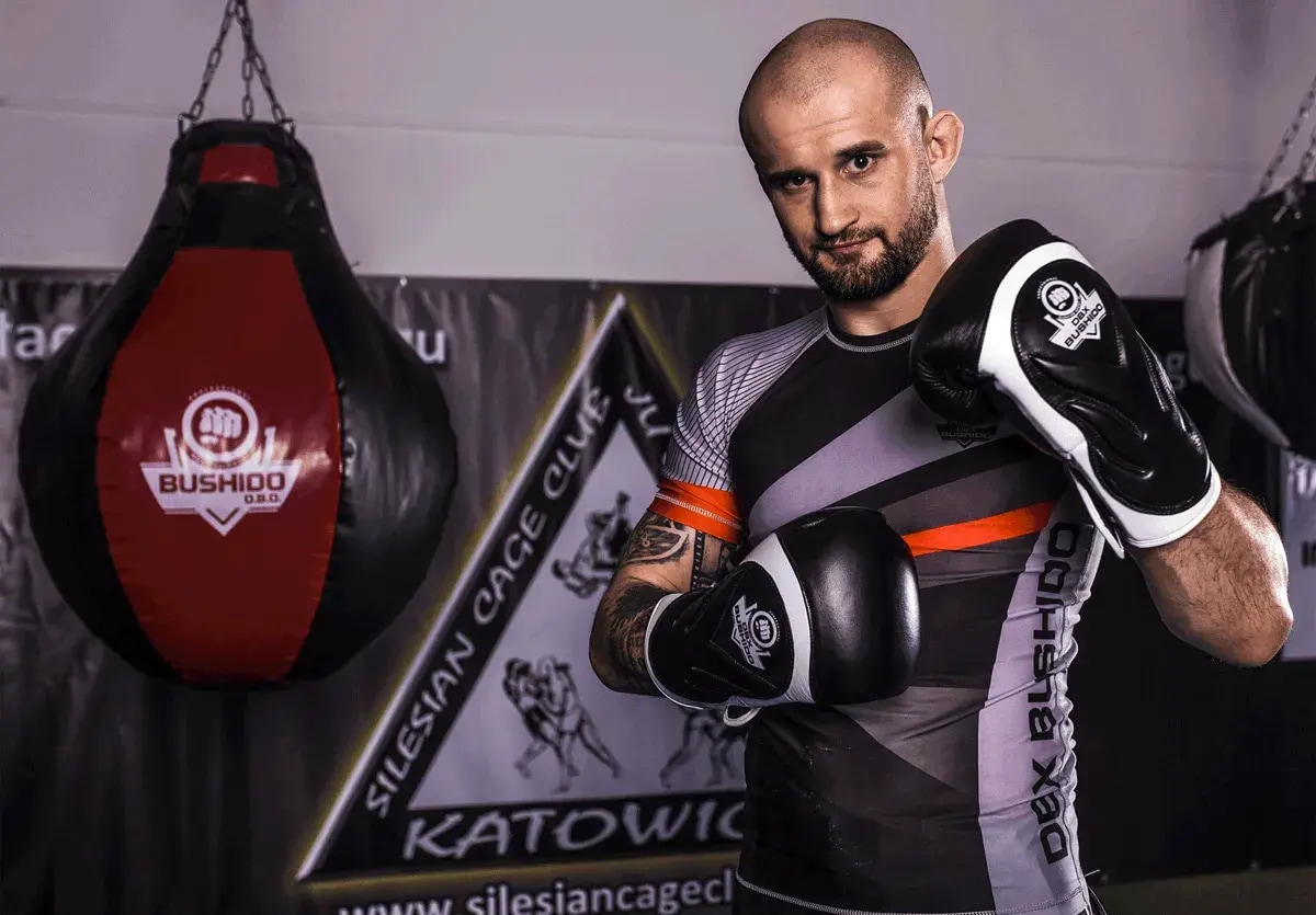 Rękawice Blaze White w treningu z Arturem Sowińskim