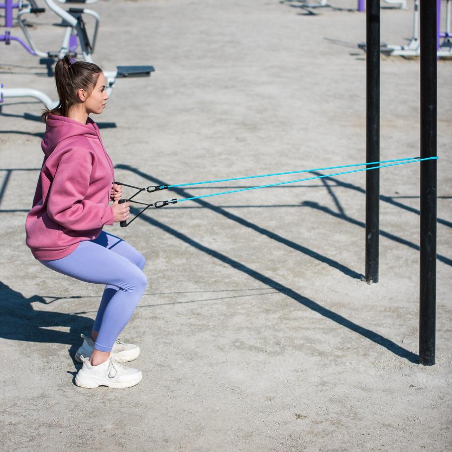 Еспандери для тренувань біля вантажівки